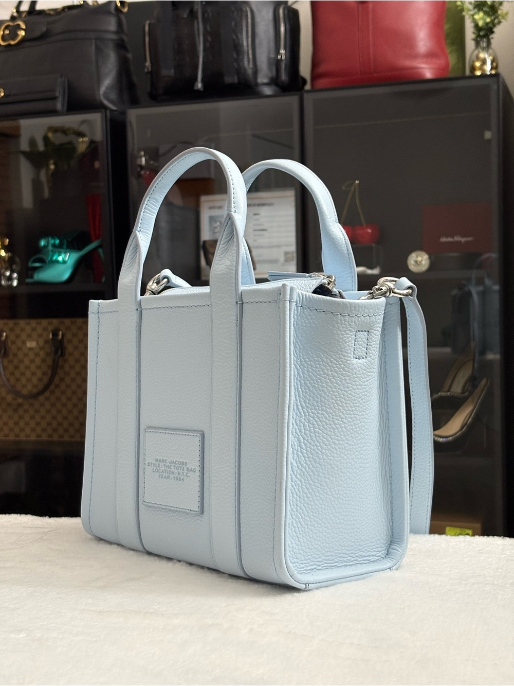 MARC JACOBS THE LEATHER SMALL TOTE BAG & MATCHING WALLET — CLOUD BLUE - Picture 13 of 16